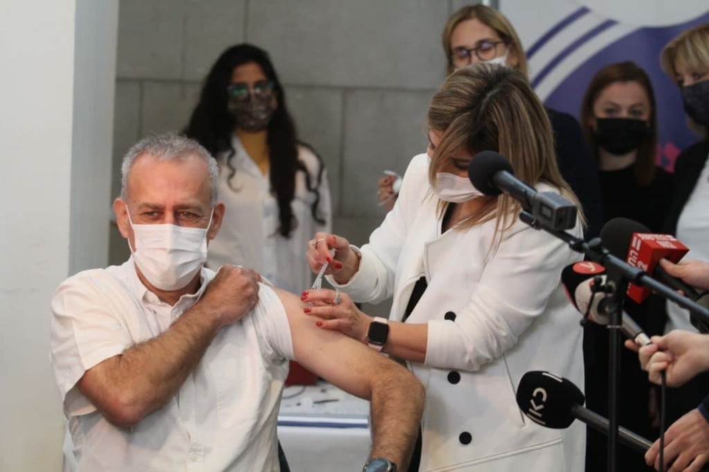 "מוטרדים מתמונת המצב של החולים הקשים". הפרויקטור אש מתחסן, הבוקר (צילום: עידו ארז) פרופ' נחמן אש מתחסן