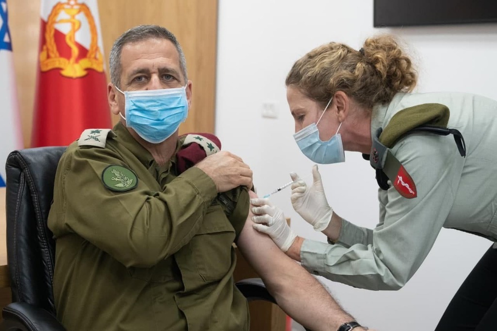 גם הרמטכ"ל רב-אלוף אביב כוכבי התחסן. ארכיון (צילום: דובר צה"ל) הרמטכ"ל אביב כוכבי מתחסן