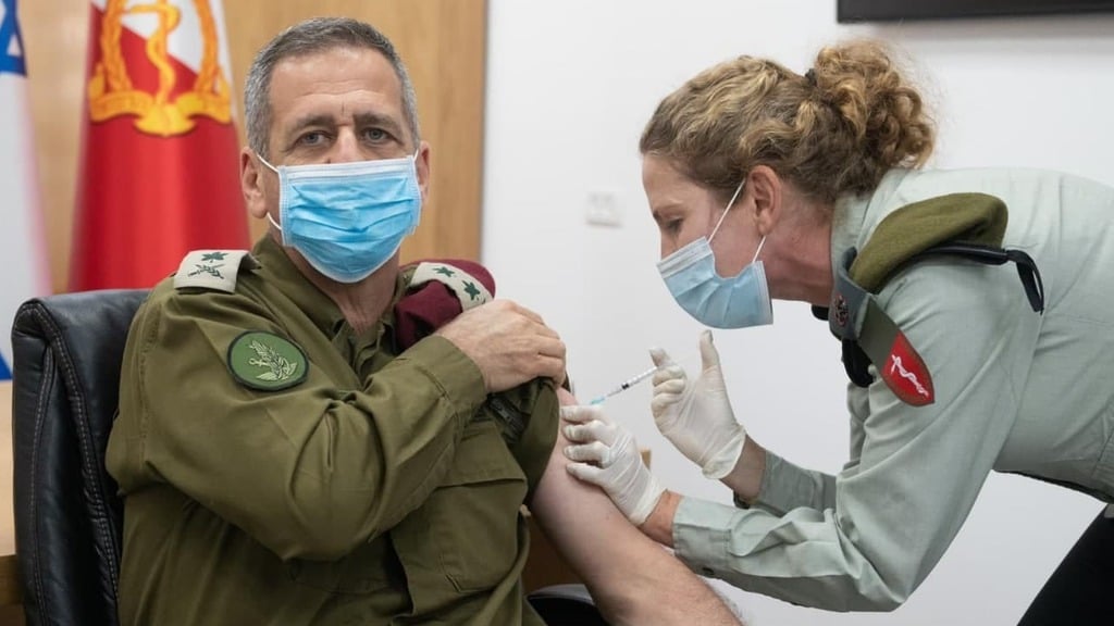 הרמטכ"ל - ראשון המתחסנים בצה"ל, שממשיך במבצע החיסונים (צילום: דובר צה"ל) הרמטכ"ל אביב כוכבי מתחסן