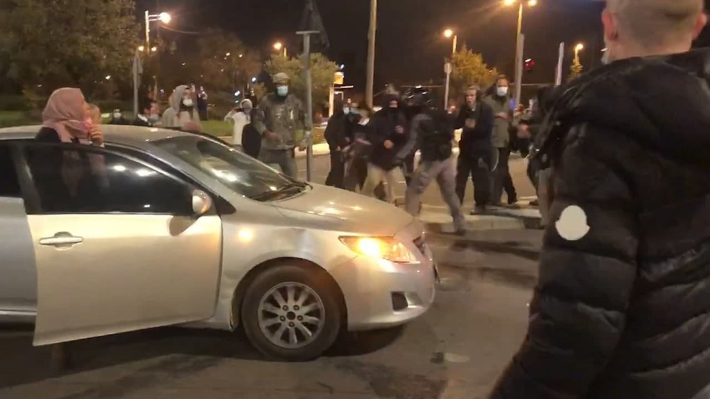 מפגינים חוסמים ומנפצים שמשת רכב בהפגנה מול המטה הארצי של המשטרה בירושלים