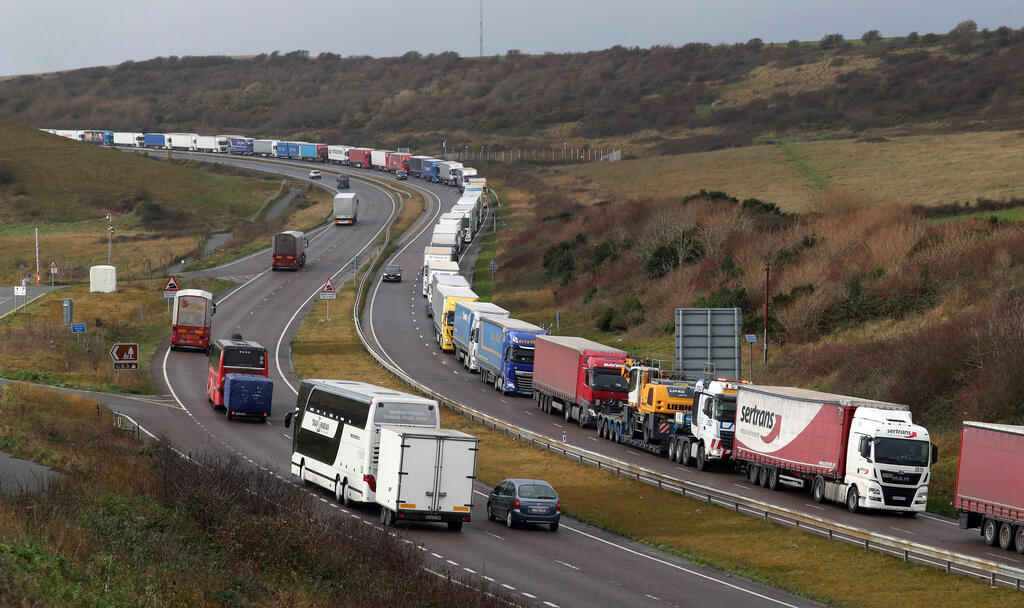 שיירה של משאית משאיות באזור נמל דובר ב בריטניה עקב השבתת התעבורה עם צרפת בשל גילוי זן חדש של נגיף קורונה