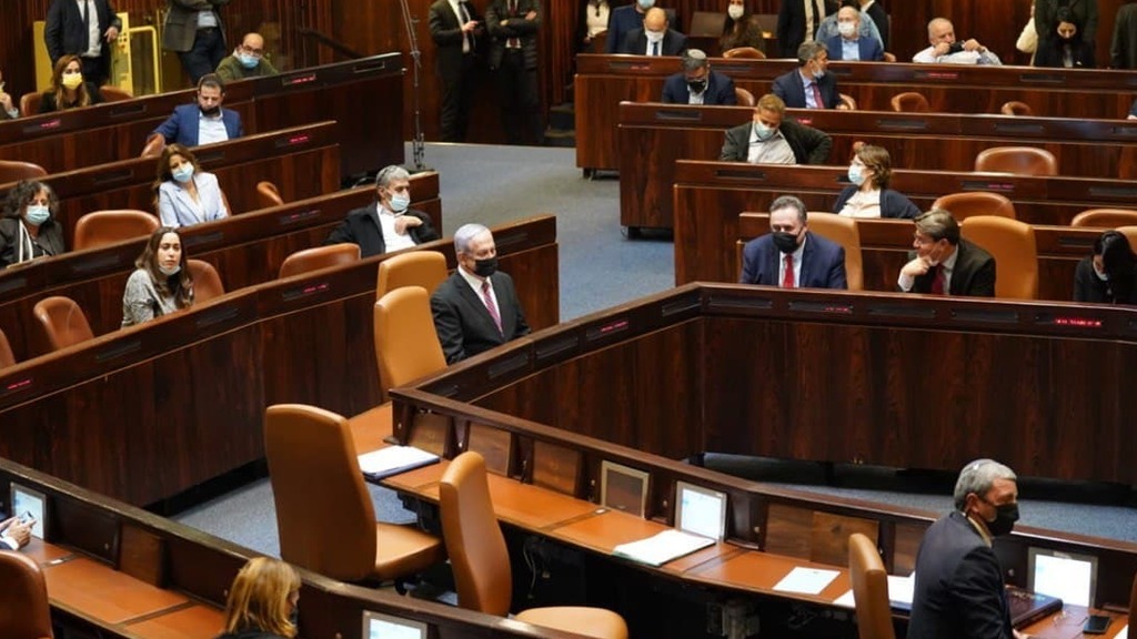 The Knesset plenum, with Prime Minister Benjamin Netanyahu in the middle, votes on delaying the approval of the state budget on December 2020 (Photo: Knesset PR) נתניהו באולם הכנסת