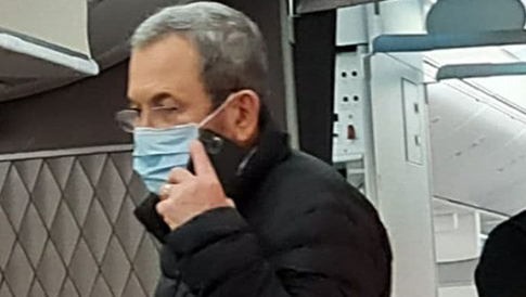 כהן תקף את ברק: "נרדוף אותך" אהוד ברק נחת בנתב"ג