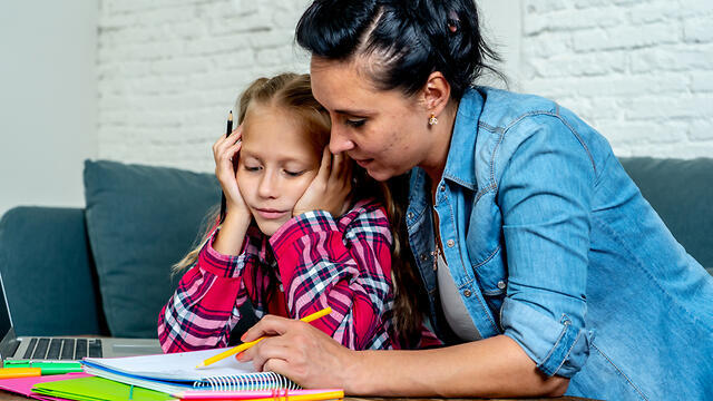הכנת שיעורי בית. איך נימנע מהכעס? (צילום: Shutterstock) הכנת שיעורי בית. איך נימנע מהכעס?