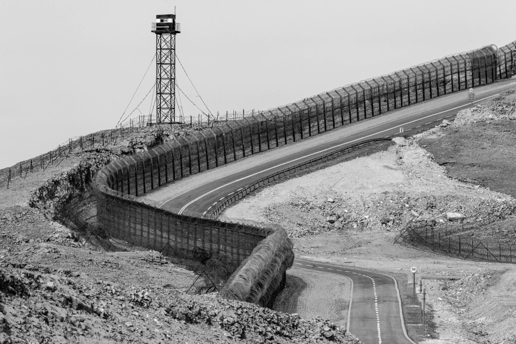 גדר הגבול המערבי עם מצרים הוקמה ב־2011 כדי לעצור את גל ההגירה מאפריקה לישראל. לאחר הפיגוע בכביש 12, שהתרחש באותה שנה, התרחבה הגדר גם להרי אילת. הגדר חוללה שינוי ביטחוני, אזרחי וסביבתי דרמטי, והפכה מאזור פתוח, שדרכו חודרים הפליטים האחרונים, למרחב שנופו מצולק על ידי גדר ברזל צפופה, שגובהה שישה מטרים, וקונצרטינות תיל. גבול ישראל-מצרים, בין אילת להר שגוב, פברואר 2012 – אפריל 2020 (צילום: דורון ניסים) גדר הגבול המערבי עם מצרים הוקמה ב־2011 כדי לעצור את גל ההגירה מאפריקה לישראל. לאחר הפיגוע בכביש 12, שהתרחש באותה שנה, התרחבה הגדר גם להרי אילת. הגדר חוללה שינוי ביטחוני, אזרחי וסביבתי דרמטי, והפכה מאזור פתוח, שדרכו חודרים הפליטים האחרונים, למרחב שנופו מצולק על ידי גדר ברזל צפופה, שגובהה שישה מטרים, וקונצרטינות תיל. גבול ישראל-מצרים, בין אילת להר שגוב, פברואר 2012 – אפריל 2020