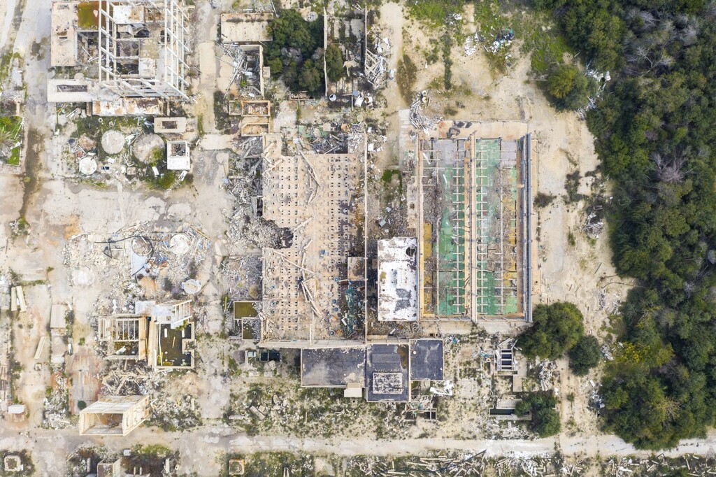 מפעל תעשיות אלקטרוכימיות הנטוש (צילום: ליאור פתאל) בשנת 2004 נסגר מפעל תעשיות אלקטרוכימיות עקב שריפה. עד היום עומד המבנה נטוש. במפעל נעשה שימוש בחומרים מסוכנים, כמו כספית, שהובילו לתחלואה קשה בקרב העובדים. עד היום מתנהלים מאבקים משפטיים בגין זיהום הקרקע, זיהום הים והאחריות לטיהור המתחם. דרומית לעכו, 27 בינואר 2020