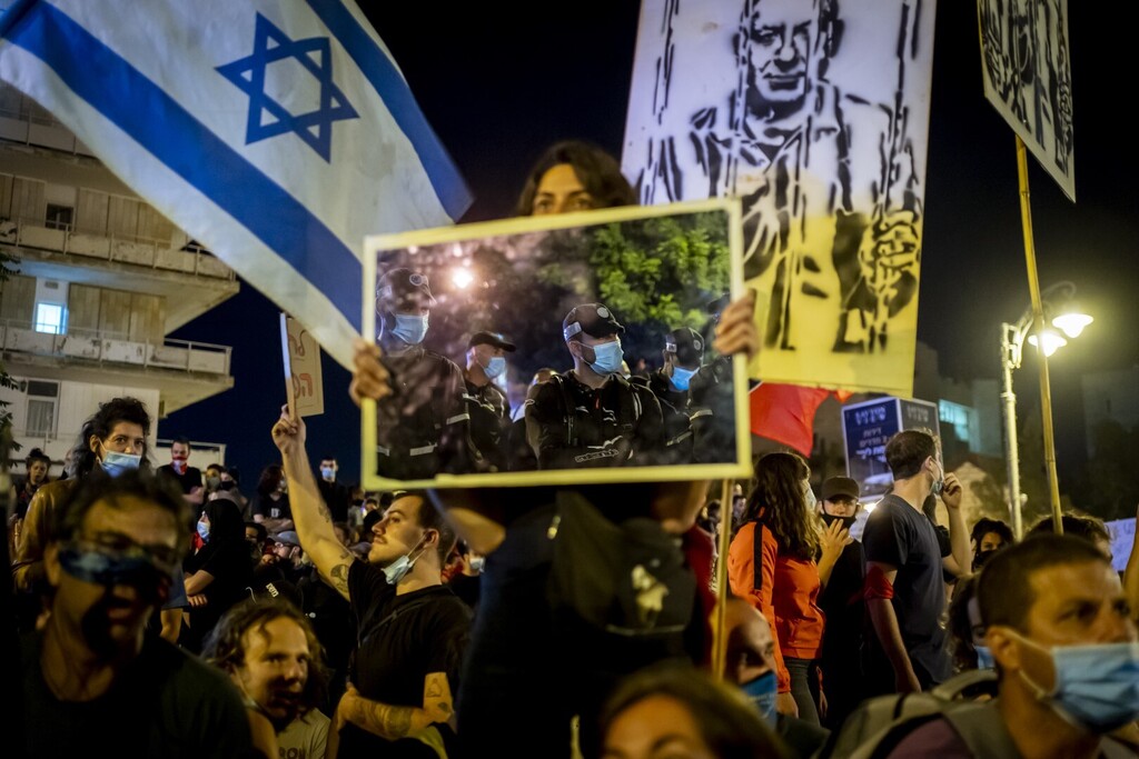 הפגנות נגד השחיתות השלטונית, הקוראות להתפטרותו של ראש הממשלה, בנימין נתניהו. כיכר פריז, רחוב בלפור, רחוב בצלאל, ירושלים, 17 ביולי – 8 באוגוסט 2020 (צילום: יניב נדב/פלאש 90) הפגנות נגד השחיתות השלטונית, הקוראות להתפטרותו של ראש הממשלה, בנימין נתניהו. כיכר פריז, רחוב בלפור, רחוב בצלאל, ירושלים, 17 ביולי – 8 באוגוסט 2020