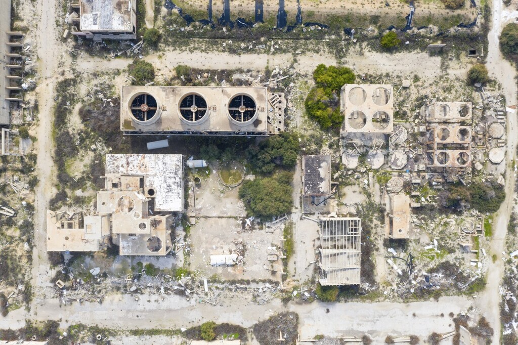 בשנת 2004 נסגר מפעל תעשיות אלקטרוכימיות עקב שריפה. עד היום עומד המבנה נטוש. במפעל נעשה שימוש בחומרים מסוכנים, כמו כספית, שהובילו לתחלואה קשה בקרב העובדים. עד היום מתנהלים מאבקים משפטיים בגין זיהום הקרקע, זיהום הים והאחריות לטיהור המתחם. דרומית לעכו, 27 בינואר 2020 (צילום: ליאור פתאל) בשנת 2004 נסגר מפעל תעשיות אלקטרוכימיות עקב שריפה. עד היום עומד המבנה נטוש. במפעל נעשה שימוש בחומרים מסוכנים, כמו כספית, שהובילו לתחלואה קשה בקרב העובדים. עד היום מתנהלים מאבקים משפטיים בגין זיהום הקרקע, זיהום הים והאחריות לטיהור המתחם. דרומית לעכו, 27 בינואר 2020