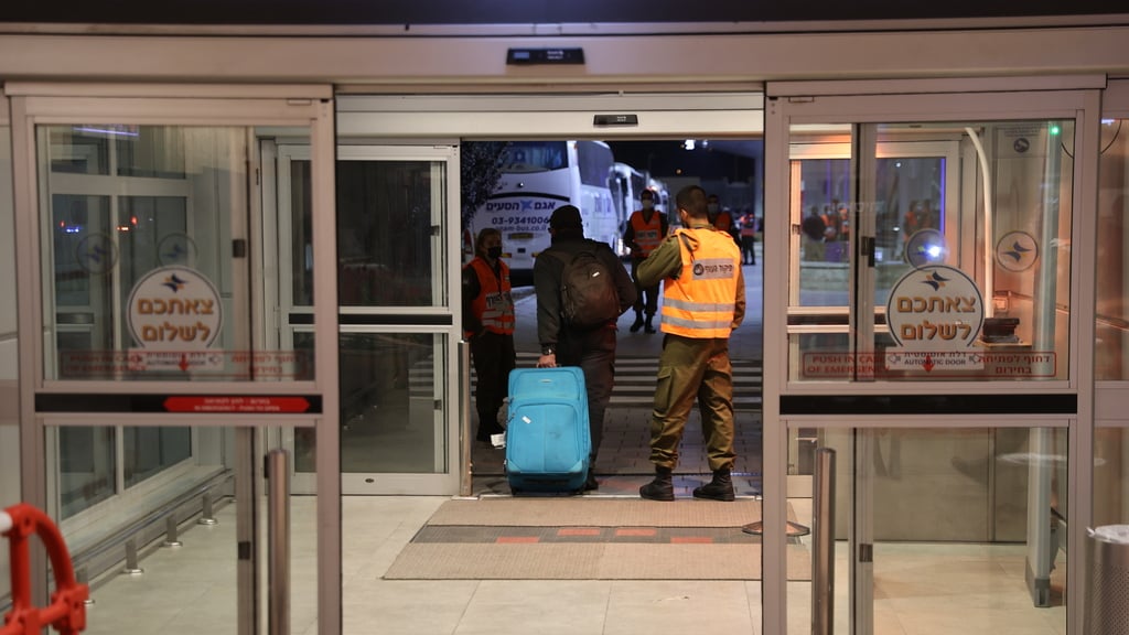 ישראלים שחזרו מדובאי בנתב"ג. נתוני צה"ל: שרשראות הדבקה של 4,000 חולים (צילום: מוטי קמחי) ישראלים שנחתו מדובאי ונכנסים לבידוד במלונית