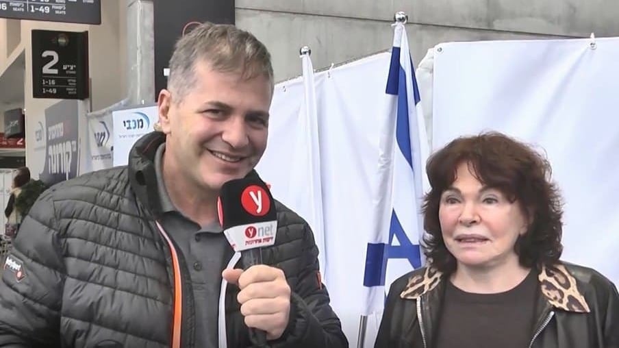 "התרגשות גדולה". קיש ואמו אריאלה אחרי שהתחסנו (צילום: משי בן עמי) יואב קיש