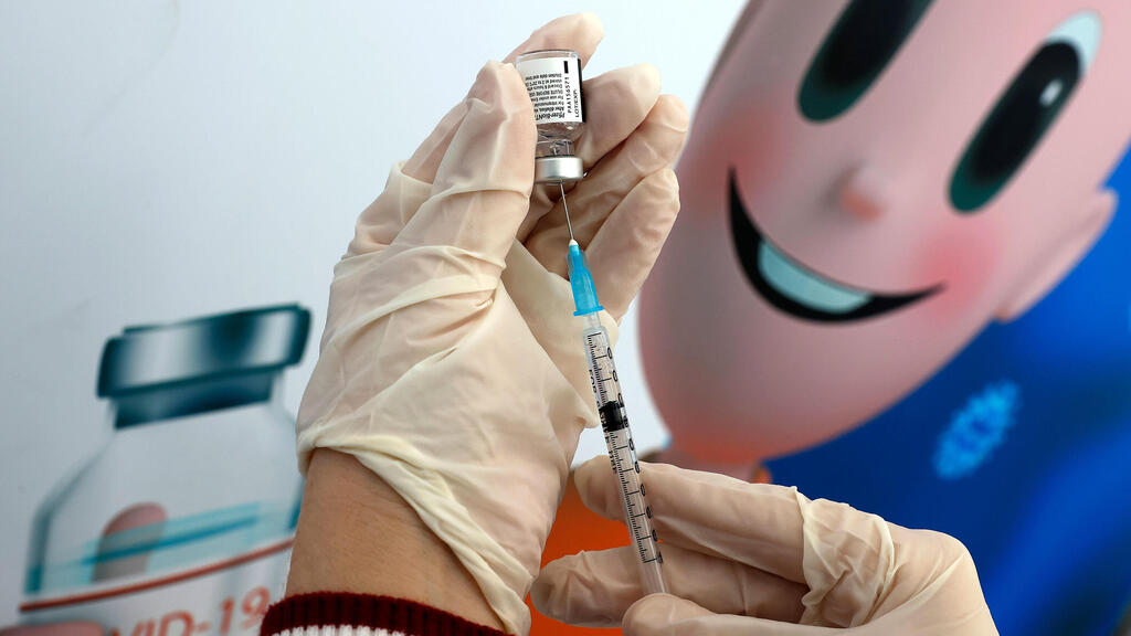 Health worker administering the COVID vaccine in Tel Aviv
(Photo: AFP) חיסון קורונה בישראל תל אביב