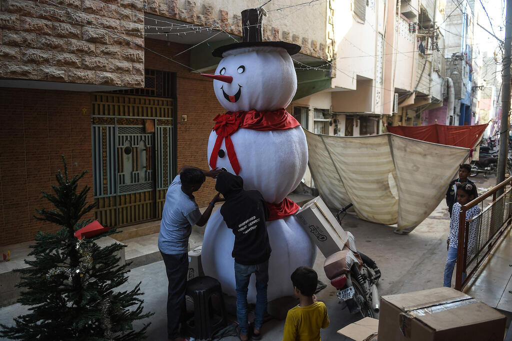 איש שלג בקראצ'י, פקיסטן (צילום: AFP) חג מולד ב פקיסטן