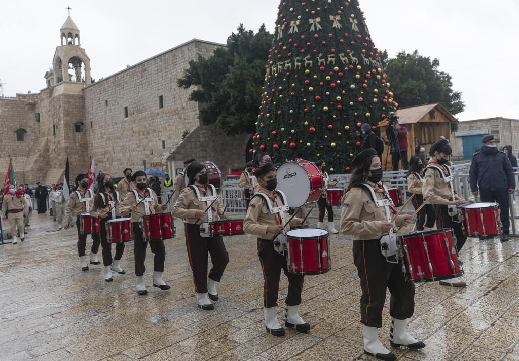 בלי "אף אחד". תהלוכה בבית לחם (צילום: AP) חג המולד ב בית לחם