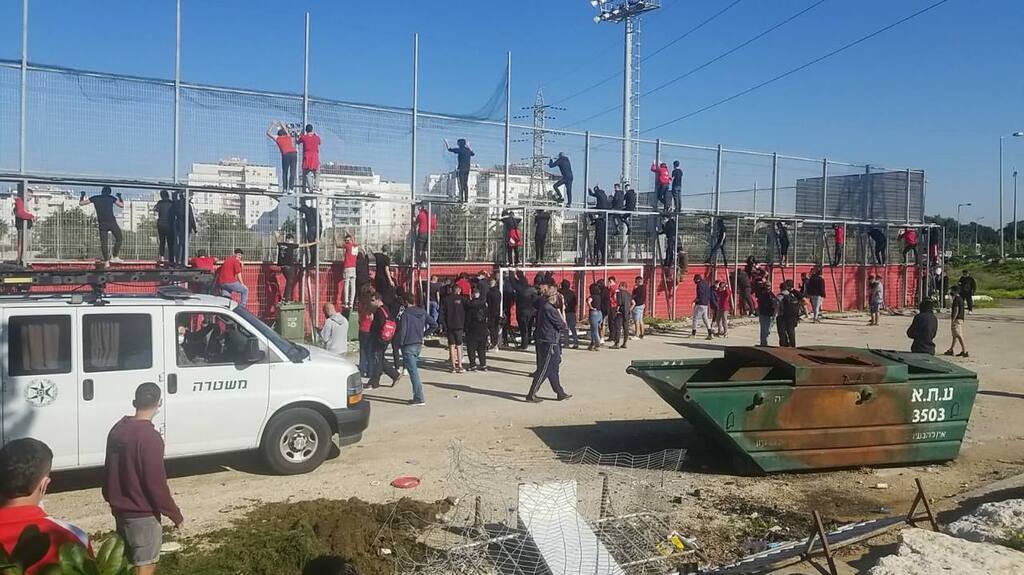 אוהדי הפועל ת"א באימון (צילום: מטה המאבק של אוהדי הפועל) אוהדי הפועל ת"א באימון