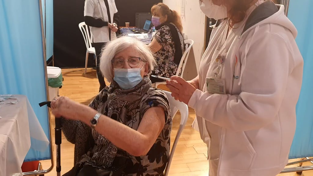An Israeli woman receives the vaccination in Carmiel (Photo: Ahiya Raved) חיסונים נגד קורונה בכרמיאל