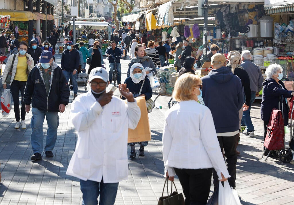 Shoppers in Netanya rush to stock up before the start of Israel's third lockdown (Photo: AFP) קונים בשוק בנתניה