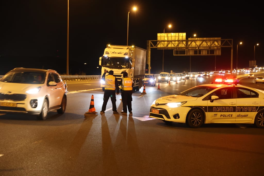 Police enforce coronavirus travel restrictions during Rosh Hashana (Photo: Amit Shabi) מחסומים בעין חמד