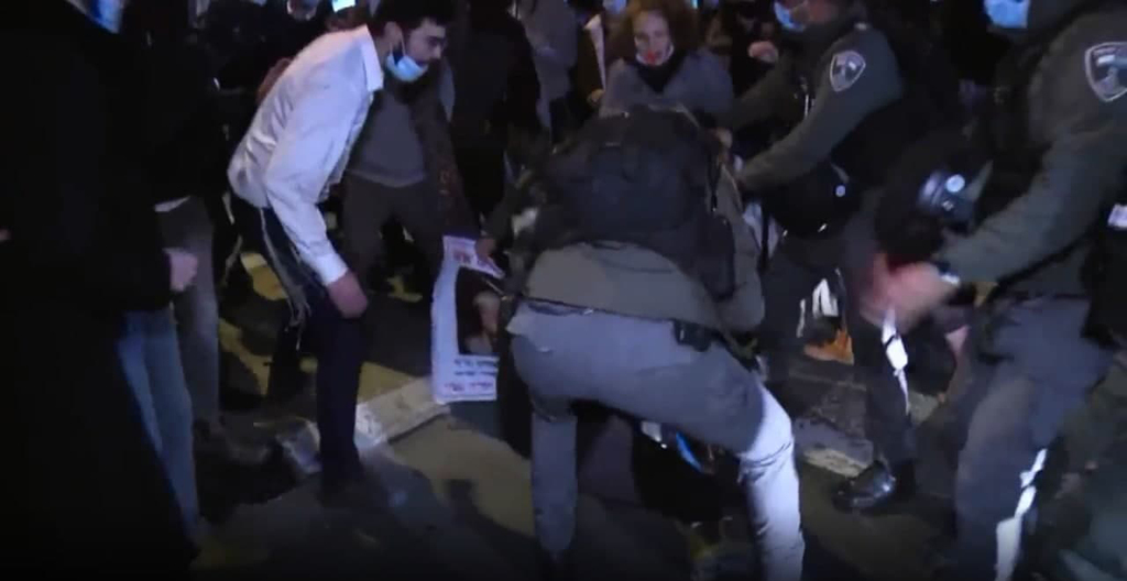 צילום: גיל יוחנן הפגנה על מותו של אהוביה סנדק בבר אילן בירושלים