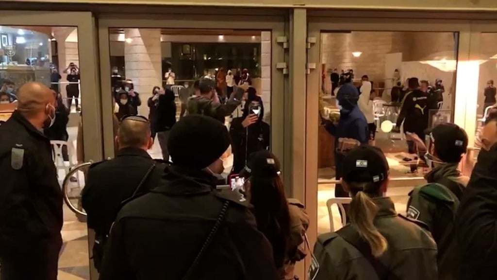הפגנת המבודדים במלונית במלון גראנד קורט בירושלים
