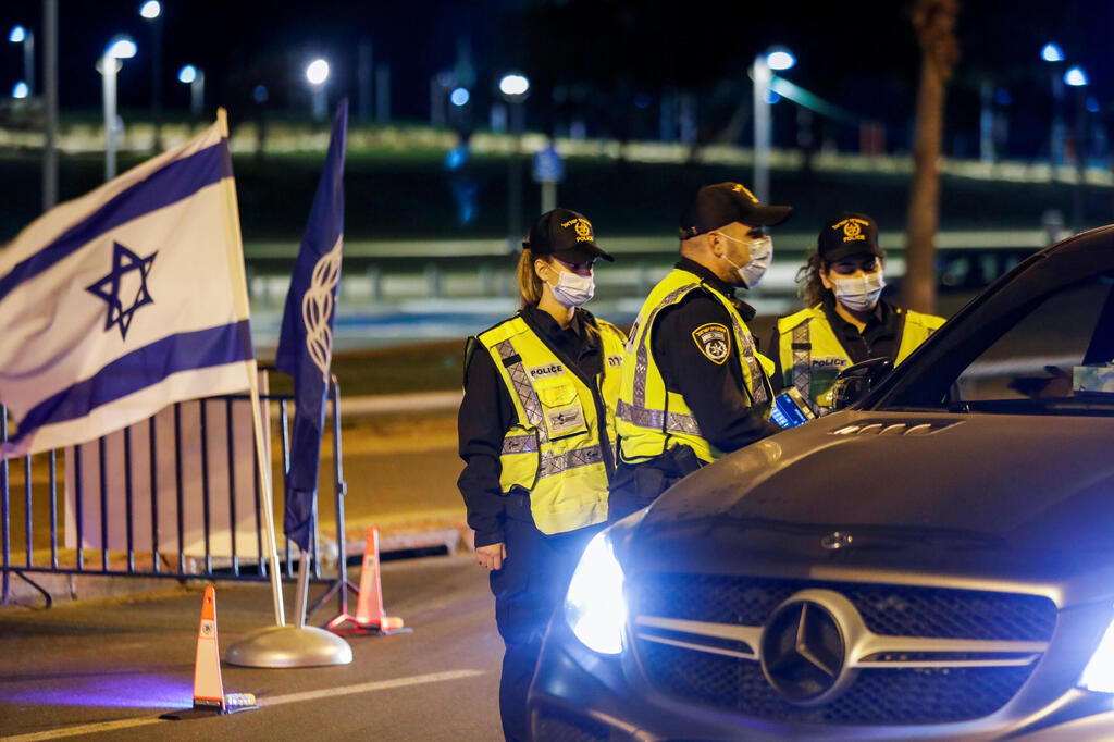 מחסומי משטרה בתל אביב בתחילת הסגר השלישי