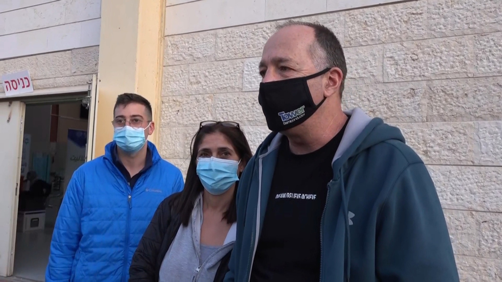 "קיבלו אותנו בלי בעיה". רונן ואילנה קירשנבאום במתחם של מכבי (צילום: אביהו שפירא) חיסונים ללא תורים ותעדוף בשפרעם