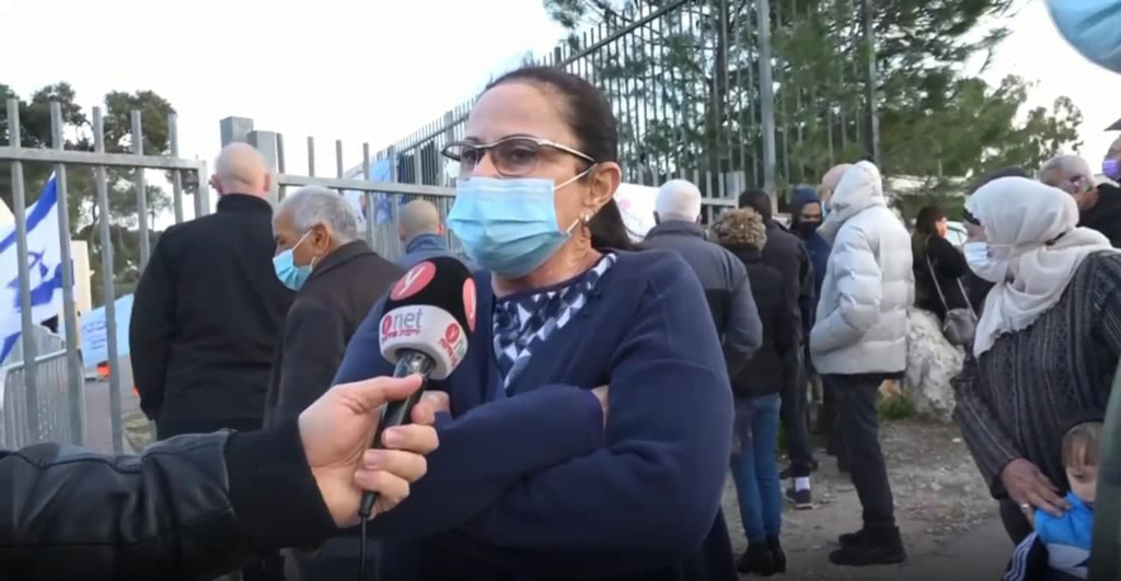 "כשהגענו אמרו לנו שכל התורים של כללית בוטלו". צביה מנו בתור לחיסון (צילום: אביהו שפירא) חיסונים ללא תורים ותעדוף בשפרעם