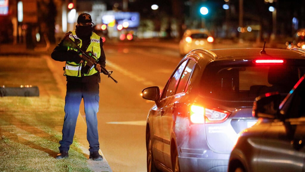 Lockdown being enforced by police (Photo: Reuters) מחסומי משטרה בתל אביב בתחילת הסגר השלישי