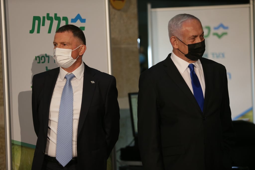 Health Minister Yuli Edelstein (L) and Prime Minister Benjamin Netanyahu (Photo: Alex Kolomoisky) בנימין נתניהו ויולי אדלשטיין במתחם החיסונים ארנה ירושלים
