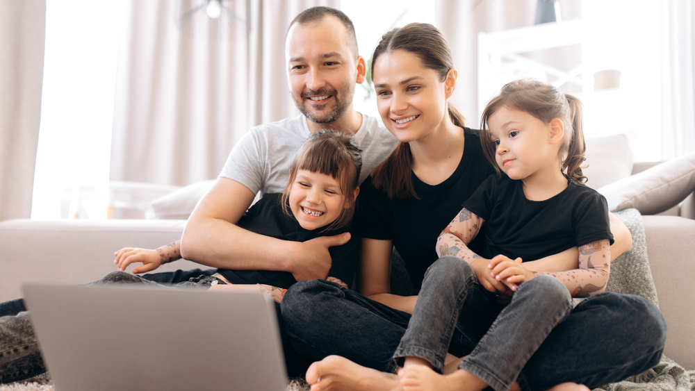 נפגשים עם סבתא דרך המסך (צילום: shutterstock) נפגשים עם סבתא דרך המסך