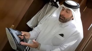 מגיש החדשות הקטארי מדגים אילו פריטים נגנבו על ידי תיירים ישראלים לכאורה