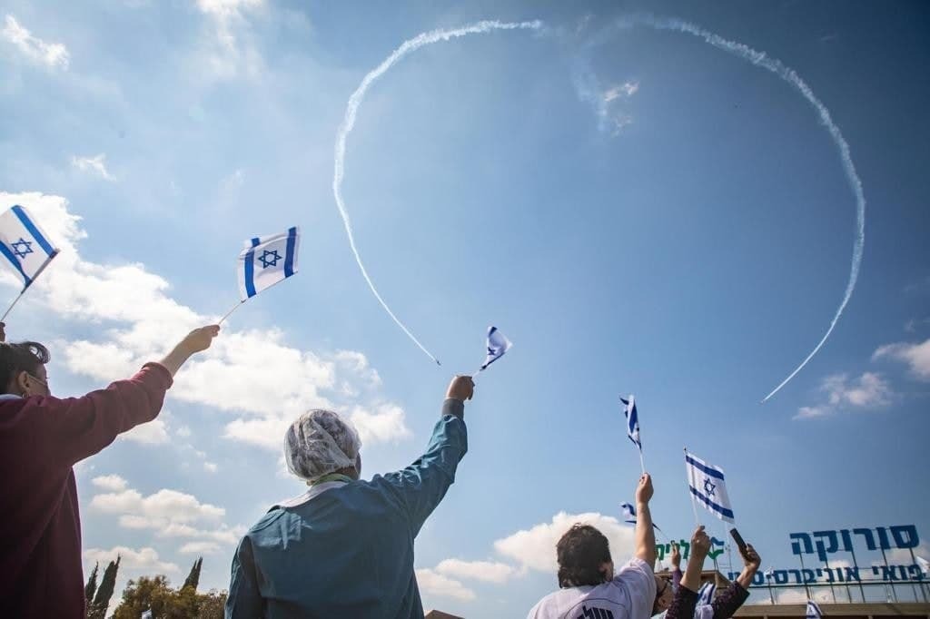 The Israeli Air Force pays tribute to the nation's medical workers in a special flyby on Independence Day (Photo: IDF Spokesperson's Unit) מטס הצדעה לצוותים הרפואיים ביום העצמאות