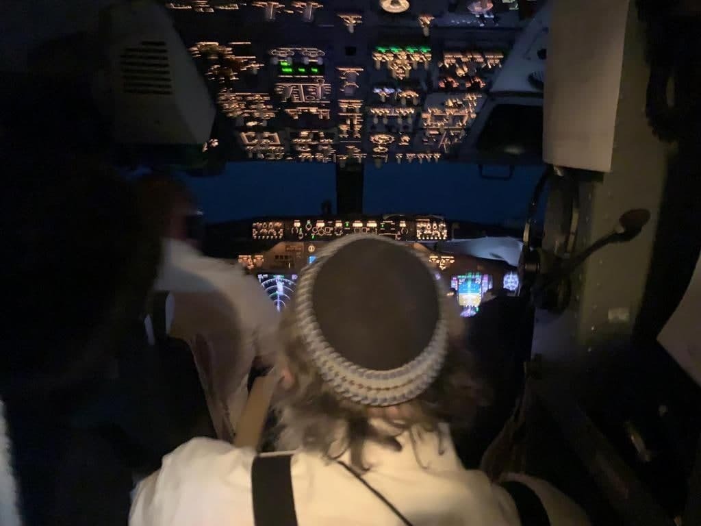בקוקפיט, במהלך הטיסה (צילום: j4jp) המרגל ג'ונתן פולארד נחת בארץ לפנות בוקר