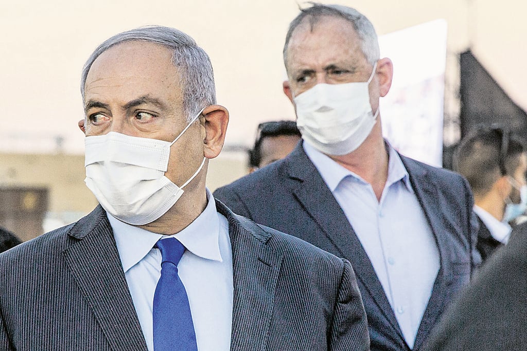 Defense Minister Benny Gantz, right, and Prime Minister Benjamin Netanyahu (Photo: AFP) בני גנץ עם בנימין נתניהו