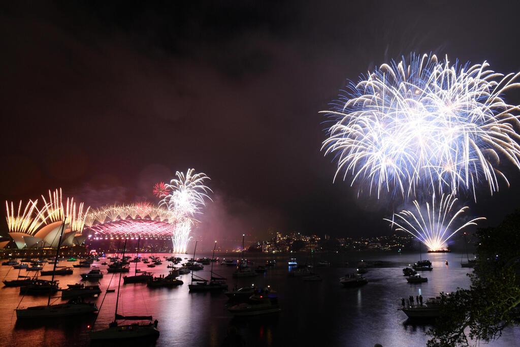 Fireworks explode over the Sydney Opera House and Sydney Harbor Bridge (Photo: Reuters) Fireworks explode over the Sydney Opera House and Sydney Harbor Bridge