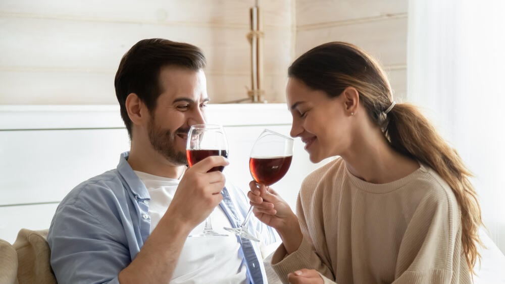 הכניסו ללוז לפחות דייט אחד בשבוע (צילום: Shutterstock) זוג משיק כוסות לחיים