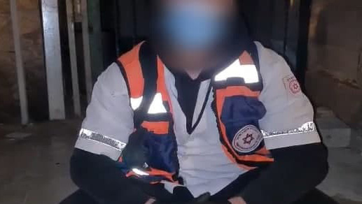 תיעוד חריג:  בלש מחופש לאיש מד"א בהפגנה בירושלים