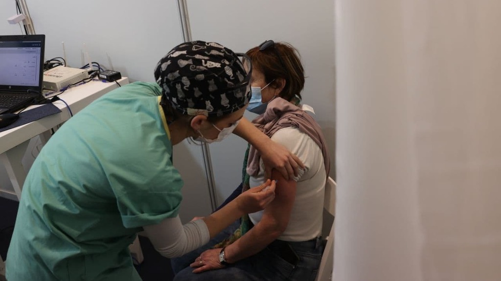 חיסון במתחם של בית החולים איכילוב בכיכר רבין בתל אביב (צילום: מוטי קמחי) מתחם החיסונים בכיכר רבין