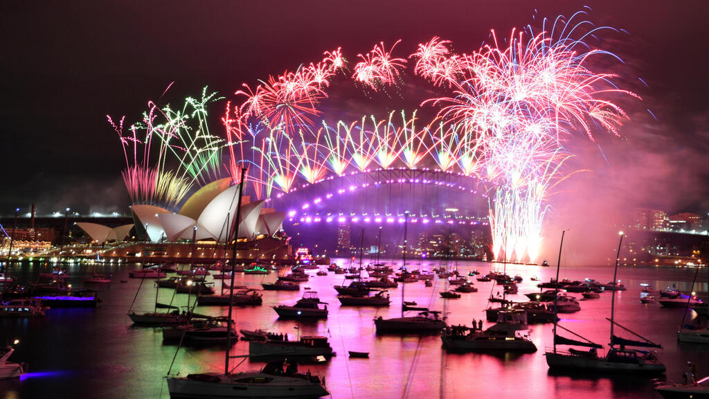 Fireworks explode over the Sydney Opera House and Sydney Harbor Bridge during the New Year celebrations (Photo: Reuters) Fireworks explode over the Sydney Opera House and Sydney Harbour Bridge
