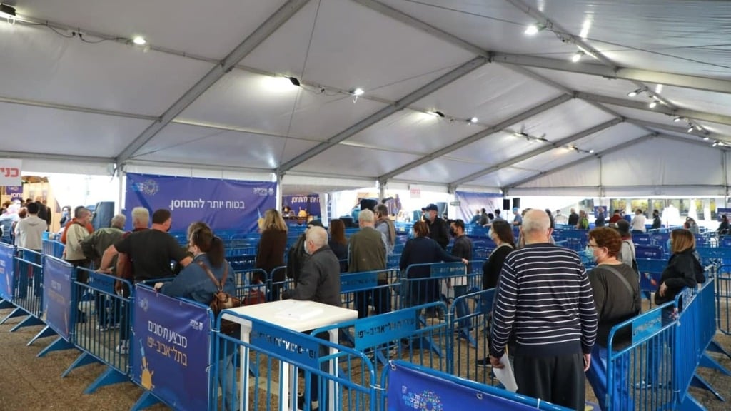 מתחם החיסונים בכיכר רבין (צילום: דנה קופל) מתחם החיסונים בכיכר רבין