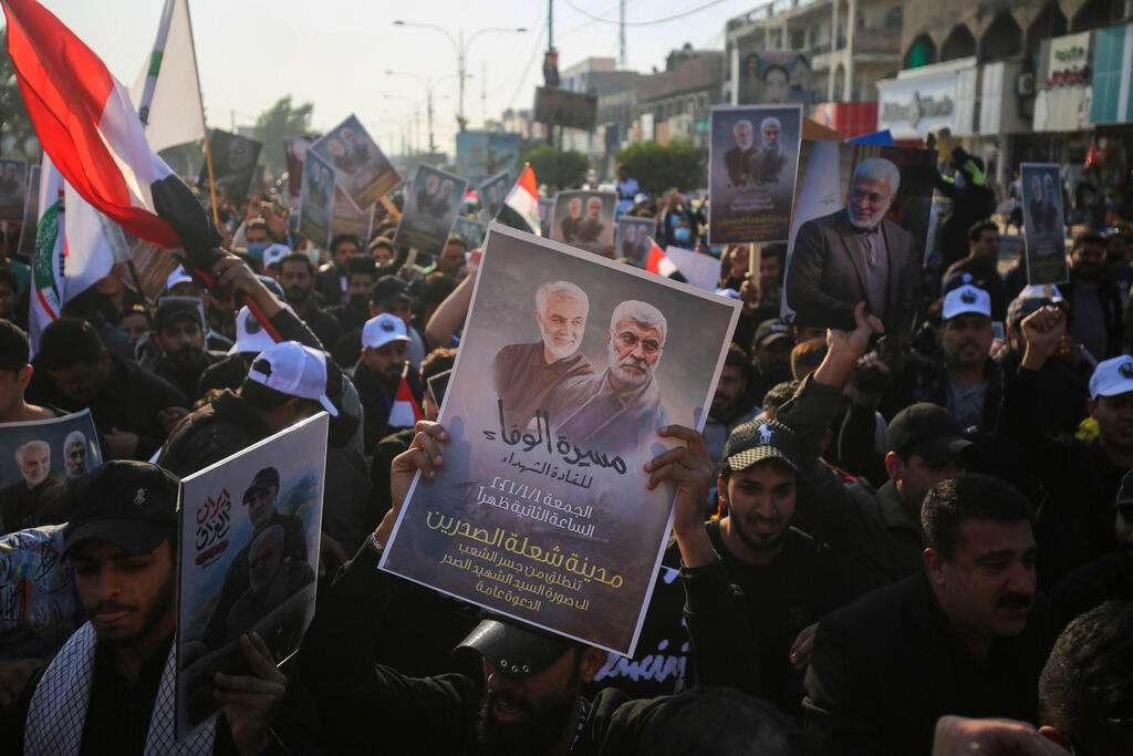  הפגנה היום בבגדד לקראת יום השנה לחיסול. מניפים גם את תמונת מנהיג המיליציות שחוסל לצד סולימאני