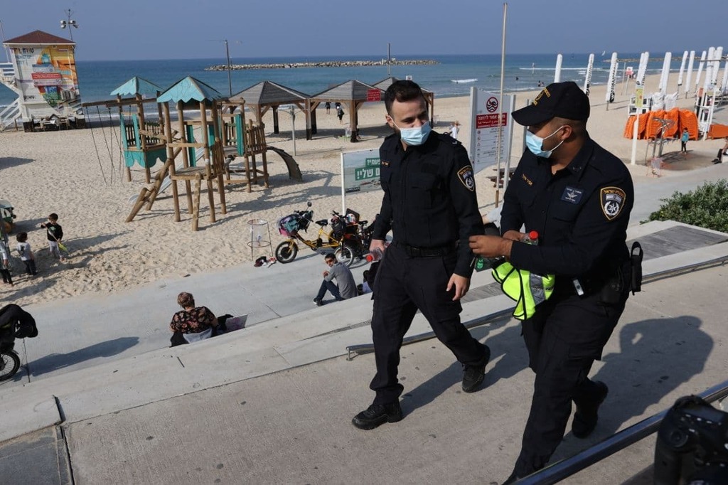 Police enforcing public health orders in Tel Aviv's Frischmann Beach (Photo: Moti Kimchi) אכיפת משטרה בחוף הים בתל אביב