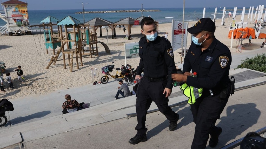 שוטרים בחוף הים בתל אביב בסוף השבוע (צילום: מוטי קמחי) אכיפת משטרה בחוף הים בתל אביב