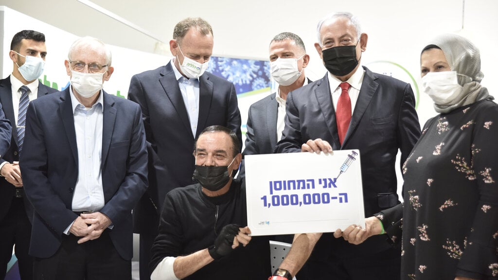 ג'בארין אחרי קבלת החיסון לצד נתניהו ואדלשטיין (צילום: חסן שעלאן) בנימין נתניהו על לקראת הבחירות פונה למגזר הערבי: "אני רוצה תמיכה שלכם, חד משמעית"