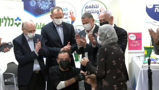 יולי אדלשטיין ובנימין נתניהו במתחם החיסונים באום אל פחם