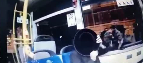  ביקש מילד חרדי לעטות מסכה באוטובוס וחטף אגרוף