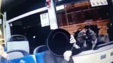  ביקש מילד חרדי לעטות מסכה באוטובוס וחטף אגרוף