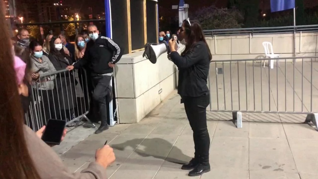 נציגת מכבי כורזת לממתינים בתור בהרצליה (צילום: נדב אבס) נציגת מכבי כורזת לאנשים בתור
