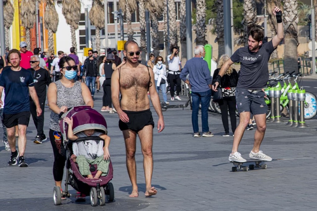 סגר שלישי בתל אביב, אתמול (צילום: יובל חן ) אנשים בחופי תל אביב למרות הסגר