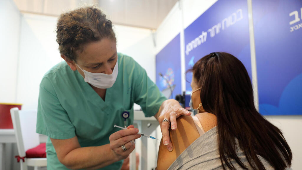 מתחסנים בתל אביב (צילום: EPA) החיסונים ב תל אביב