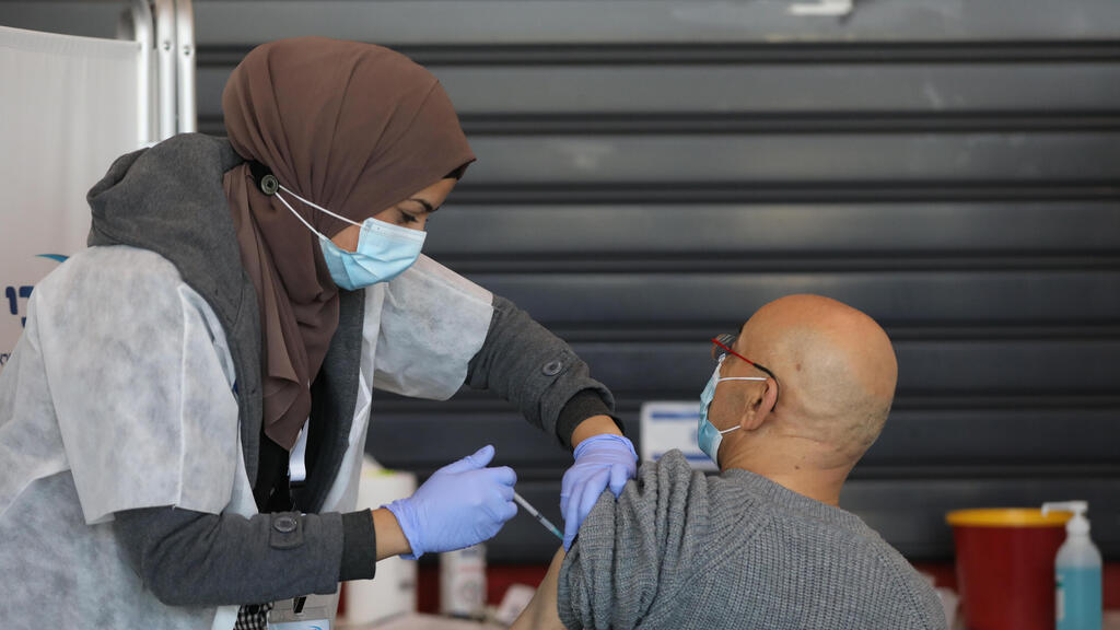 מוקד חיסון בהיכל שלמה בתל אביב (צילום: EPA) היכל שלמה